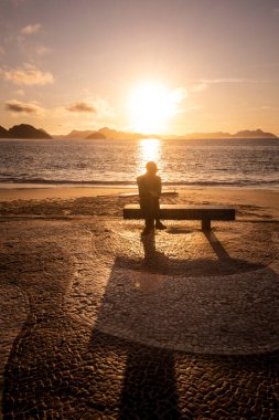 Şair heykeli için güzel bir gün doğumu manzarası Copacabana, Rio de Janeiro, Brezilya plaj bankında oturuyor.