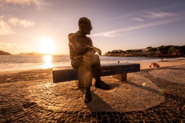 Şair heykeli için güzel bir gün doğumu manzarası Copacabana, Rio de Janeiro, Brezilya plaj bankında oturuyor.