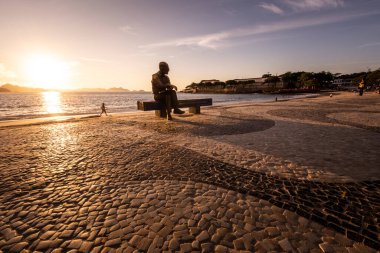Şair heykeli için güzel bir gün doğumu manzarası Copacabana, Rio de Janeiro, Brezilya plaj bankında oturuyor.