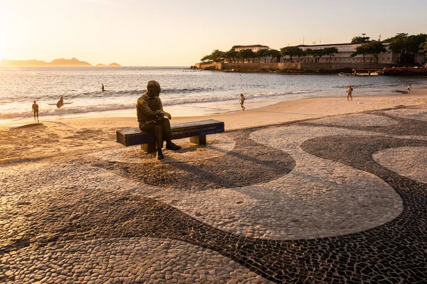 Piękny Widok Wschód Słońca Poety Posąg Siedzi Ławce Plaży Copacabana — Zdjęcie stockowe
