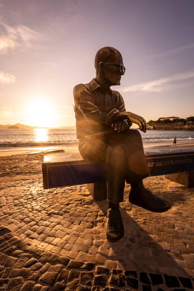 Kaunis Auringonnousu Runoilija Patsas Istuu Rannalla Penkillä Copacabana Rio Janeiro — kuvapankkivalokuva