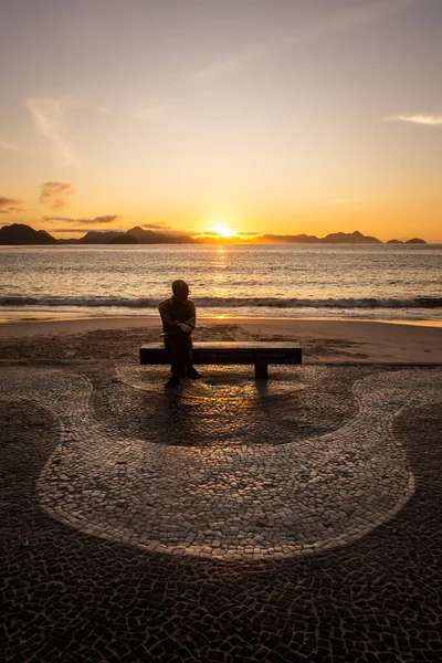 Şair heykeli için güzel bir gün doğumu manzarası Copacabana, Rio de Janeiro, Brezilya plaj bankında oturuyor.