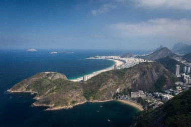 Sugar Loaf teleferiğinden Rio de Janeiro, Brezilya 'daki dağlara ve şehre güzel bir manzara.