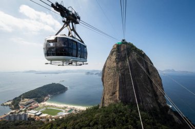 Sugar Loaf teleferiğinden Rio de Janeiro, Brezilya 'daki dağlara ve şehre güzel bir manzara.