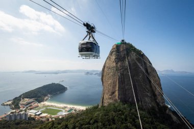 Sugar Loaf teleferiğinden Rio de Janeiro, Brezilya 'daki dağlara ve şehre güzel bir manzara.