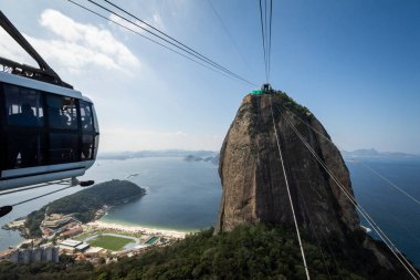 Sugar Loaf teleferiğinden Rio de Janeiro, Brezilya 'daki dağlara ve şehre güzel bir manzara.