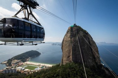Sugar Loaf teleferiğinden Rio de Janeiro, Brezilya 'daki dağlara ve şehre güzel bir manzara.