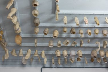 Brezilya 'nın Bahia eyaletinin başkenti Salvador' daki tarihi Bonfim Kilisesi 'nin tavanından sarkan bebek vücut parçalarına bakın.