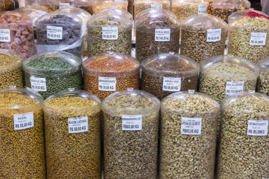 Brezilya 'nın So Paulo şehrinde halka açık pazarda satılık geleneksel fındık seçeneklerine güzel bir manzara