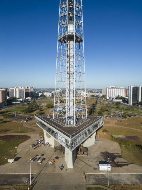 Brezilya 'nın başkenti Braslia' daki televizyon kulesine ve şehir binalarına güzel bir hava manzarası