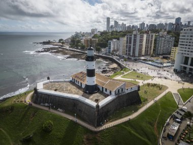 Brezilya 'nın Bahia Eyaleti' nin başkenti Salvador 'da tarihi deniz feneri ve kale manzarası.