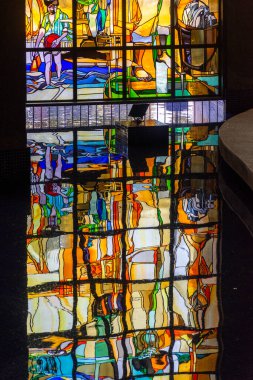 Brezilya 'nın başkenti Braslia' daki modern mimari binasında renkli cam işçiliğine güzel bir manzara