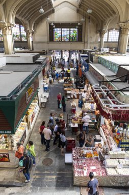 Brezilya 'daki So Paulo' da alışveriş stantları olan bir kamu binasının güzel manzarası.