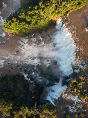 Brezilya ve Arjantin sınırındaki Iguazu Şelaleleri 'ndeki büyük şelale ve Atlantik yağmur ormanlarının güzel hava manzarası