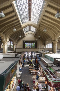 Brezilya 'daki So Paulo' da alışveriş stantları olan bir kamu binasının güzel manzarası.