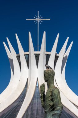 Brezilya 'nın başkenti Braslia' daki modern mimari katedralinin güzel manzarası ve heykeli