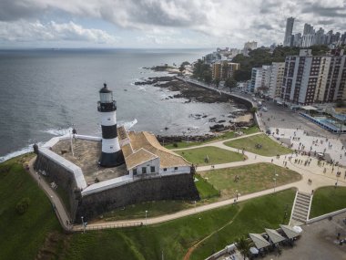 Brezilya 'nın Bahia Eyaleti' nin başkenti Salvador 'da tarihi deniz feneri ve kale manzarası.