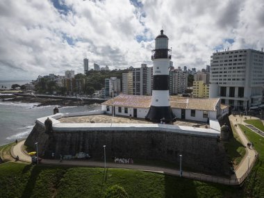 Brezilya 'nın Bahia Eyaleti' nin başkenti Salvador 'da tarihi deniz feneri ve kale manzarası.