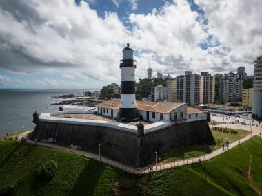 Brezilya 'nın Bahia Eyaleti' nin başkenti Salvador 'da tarihi deniz feneri ve kale manzarası.