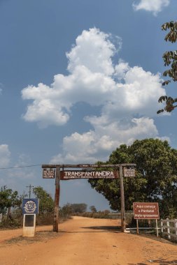 Brezilya 'nın Mato Grosso Eyaleti, Pocon Pantanal' ındaki Transpantaneira toprak yolunun tahta giriş kapısı.