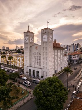 Brezilya 'nın Mato Grosso eyaletinin başkenti Cuiab şehrindeki katedral binasının güzel hava manzarası