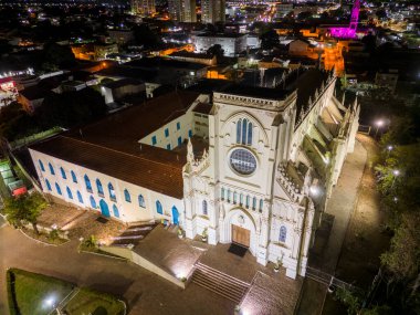 Brezilya 'nın Mato Grosso eyaletinin başkenti Cuiab şehrindeki tarihi kilise binasına güzel bir hava manzarası.