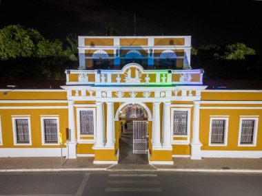 Brezilya 'nın Mato Grosso eyaletinin başkenti Cuiab şehrindeki tarihi kamu binasına güzel bir hava manzarası.