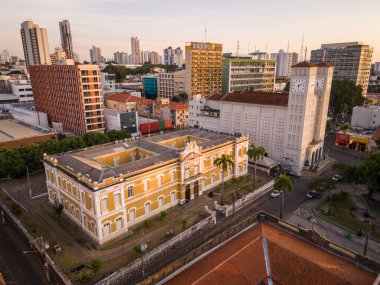 Brezilya 'nın Mato Grosso eyaletinin başkenti Cuiab şehrindeki tarihi kamu binalarına güzel bir hava manzarası.