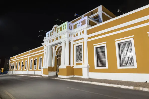 巴西马托格罗索州首府奎亚布的黄白色历史建筑 — 图库照片
