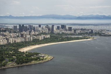 Sugar Loaf 'tan Brezilya' nın Rio de Janeiro kentindeki yeşil eğlence alanına, plaja ve şehir binalarına güzel bir manzara