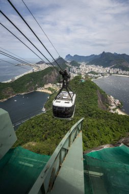 Sugar Loaf teleferiğinden yeşil yağmur ormanları dağlarına, Rio de Janeiro, Brezilya 'daki okyanus ve şehre kadar güzel bir manzara.