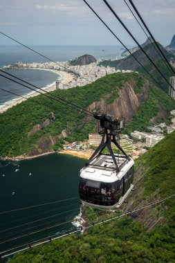 Sugar Loaf teleferiğinden yeşil yağmur ormanları dağlarına, Rio de Janeiro, Brezilya 'daki okyanus ve şehre kadar güzel bir manzara.