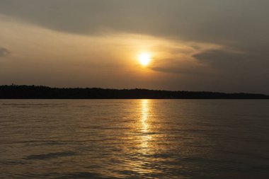 Negro River, Amazonas, Brezilya 'da güzel bir gün batımı görüldü.