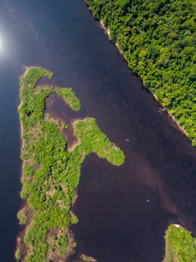 Negro River, Amazonas, Brezilya 'daki Anavilhanas adası takımadalarının yeşil Amazon yağmur ormanlarına güzel hava manzarası