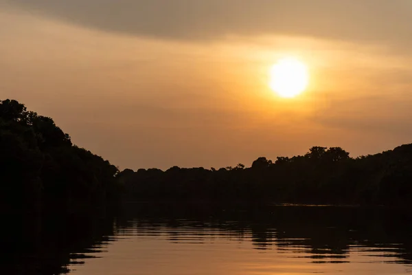 ブラジル アマゾナス ネグロ川のボートから見た美しい夕日 — ストック写真