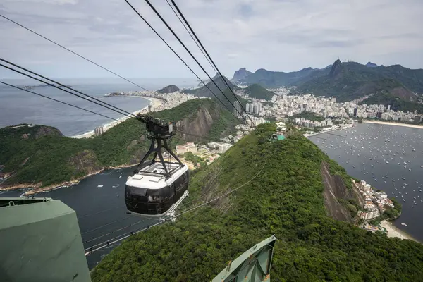 ブラジル リオデジャネイロの緑の熱帯雨林の山 都市への砂糖ローフケーブルカーからの美しい景色 — ストック写真
