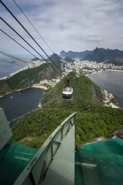 Вид Канатной Дороги Sugar Loaf Зеленые Горы Океан Город Рио — стоковое фото