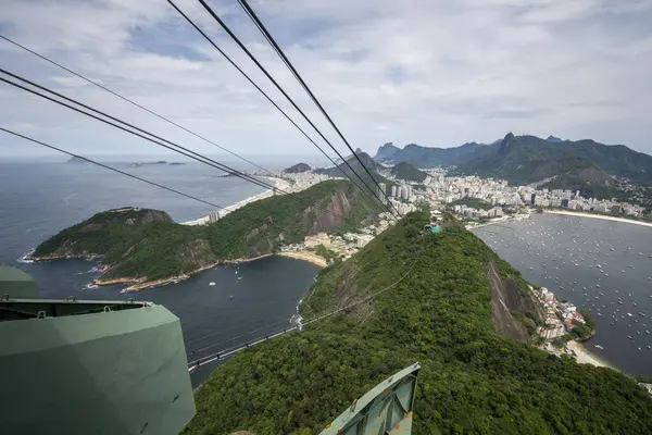 Вид Канатной Дороги Sugar Loaf Зеленые Горы Океан Город Рио — стоковое фото