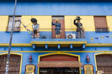 Diego Maradona, Eva Pern (Evita) ve Carlos Gardel kuklaları La Boca bölgesinde balkonda, Buenos Aires, Arjantin 