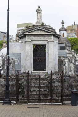 Recoleta Mezarlığı, Buenos Aires, Arjantin 'deki mezarların ve heykellerin güzel manzarası