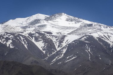 Manzara ve Arjantin 'in Mendoza kırsalındaki And Dağları için güzel bir manzara.
