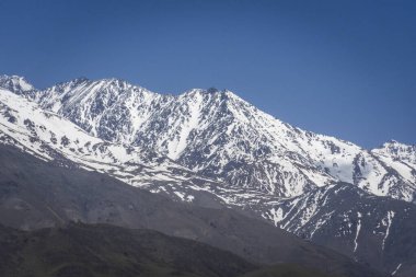 Manzara ve Arjantin 'in Mendoza kırsalındaki And Dağları için güzel bir manzara.