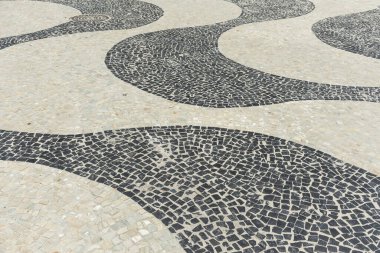 Portekiz taşlı Copacabana sahilindeki dalgalı şablon görüntüsü Rio de Janeiro, Brezilya