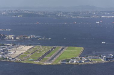 Sugar Loaf Dağı 'ndan Guanabara Körfezi, Rio de Janeiro, Brezilya' daki iç havaalanına kadar güzel bir manzara.