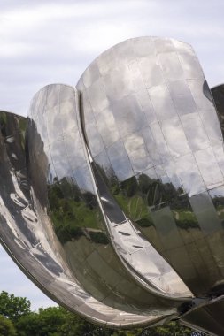 Arjantin 'in Buenos Aires Recoleta bölgesindeki Floralis Genrica anıtının güzel manzarası 