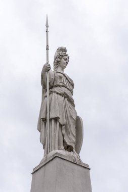 Plaza de Mayo 'daki beyaz tarihi anıtın güzel manzarası, Buenos Aires' in merkezi, Arjantin