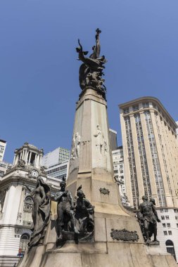Brezilya, Rio de Janeiro şehir merkezindeki Cinelandia Meydanı 'ndaki güzel heykel anıtına bakın.