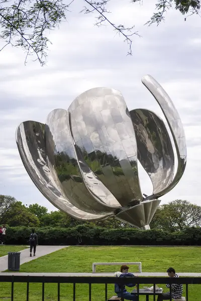Arjantin 'in Buenos Aires Recoleta bölgesindeki Floralis Genrica anıtının güzel manzarası 