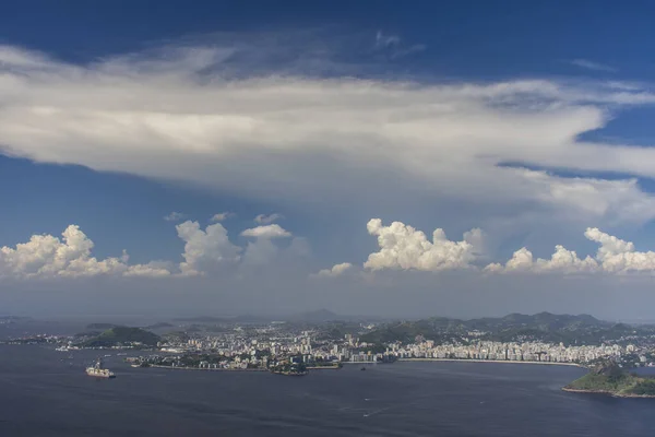 从Sugar Loaf山到巴西里约热内卢Niteri的云彩和建筑物的美丽景色 — 图库照片