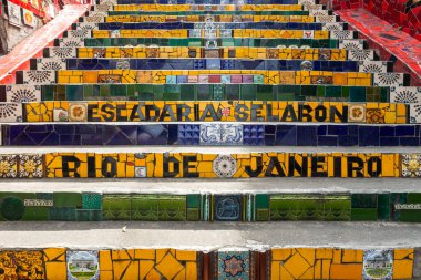 Lapa, Rio de Janeiro, Brezilya 'daki kırmızı ve renkli Selaron Merdivenine güzel manzara